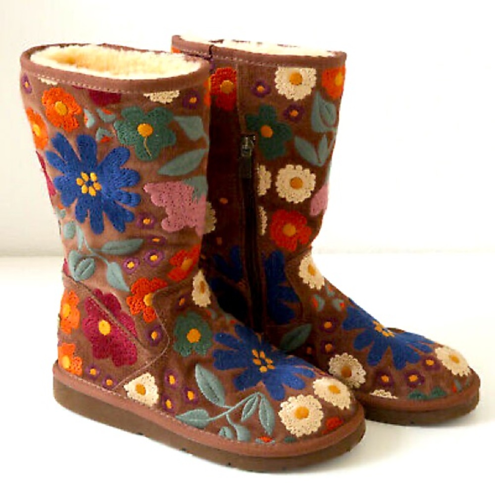 UGG  Limited Edition Wahine embroidered Flower Boots size 7